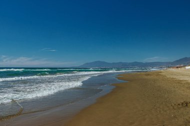 İspanya, Marbella 'da boş bir plaj. Mavi su, kumlu sahil, dağlar günü