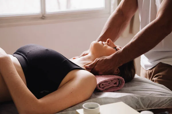 Menos Massagista Realizando Uma Massagem Pescoço Para Uma Bela Mulher — Fotografia de Stock