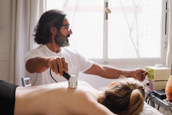 Terapia Reabilitação Terapeuta Colocando Ímãs Uma Menina — Fotografia de Stock