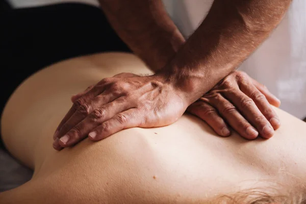 Terapia Reabilitação Mãos Fortes Nas Costas Uma Jovem — Fotografia de Stock