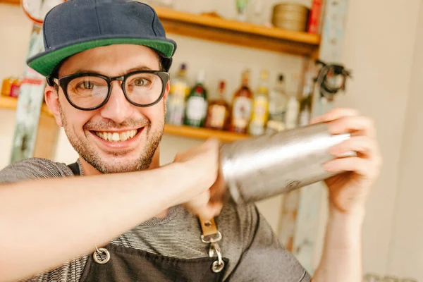 Číšník Zástěře Brýlích Čepici Úsměvem Při Míchání Koktejlů Baru Stock Fotografie