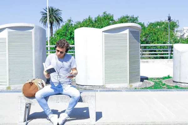 Hombre Sentado Banco Aire Libre Escuchando Música Con Auriculares Conectados — Foto de Stock