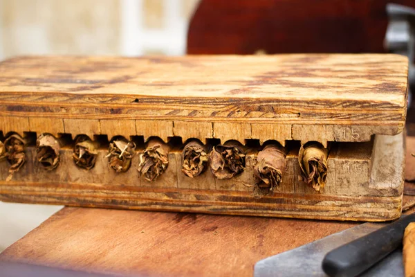 Drewniane Pudełko Ręcznie Robionymi Cygarami Wewnątrz Podczas Tłoczenia — Zdjęcie stockowe