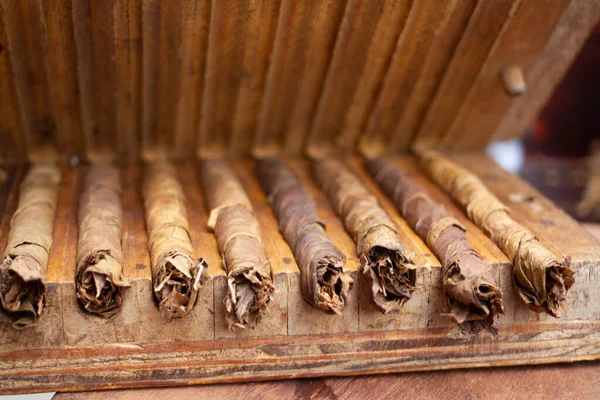 Caja Madera Abierta Con Cigarros Hechos Mano Interior Concepto Artesanía — Foto de Stock