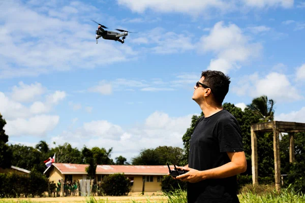 Muž Letící Dron Blízkosti Školy Dětmi Pozadí Obrazu Rozostřené Stock Snímky