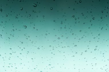 Pencere camındaki yağmur damlaları gradyan tonlu duvar kağıdı 