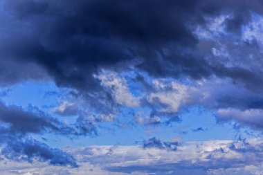 Mavi gökyüzünde dramatik fırtına bulutları