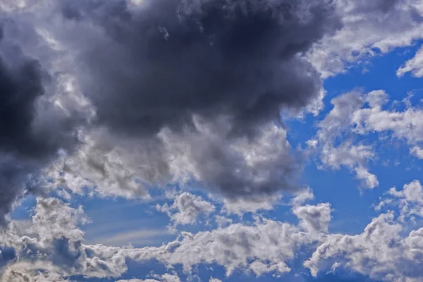 Tempestade dramática nuvens fundo no céu azul — Fotografia de Stock