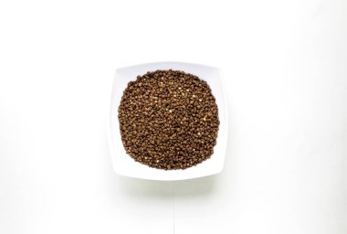 Beyaz izole edilmiş arka planda beyaz karabuğday desenine yakın plan. Fotokopi alanı olan Asya yemekleri ve mutfak konsepti