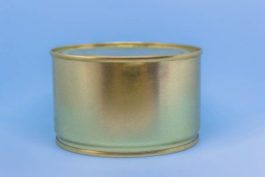 Mavi arka plandaki teneke kutuyu kapat. Yiyecek stokları karantina izolasyonu için kriz stoğu oluşturdu