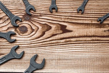 siyah çelik anahtar farklı boyutlarda araç düzeni üzerinde koyu kahverengi ahşap desenli kopya alanı ile