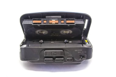 Gri, eski, taşınabilir ses kayıt cihazını beyaz izole arkaplanda ses kasetiyle açtı. Klasik müzik konsepti