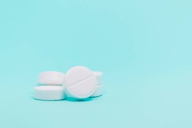 Beyaz mavi arka planda yuvarlak haplar yakın plan tıbbi tedavi kopya alanı konsepti 