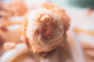 Karamel şuruplu lezzetli patlamış mısır, bulanık arka planda sıcak tonda yakın çekim. bir kafe veya restoranda konsept. 