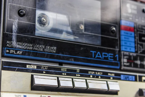  İçinde kapalı kaset olan eski bir ses kaydedici. Klasik müzik dinleme konsepti 80 'ler ve 90' lar