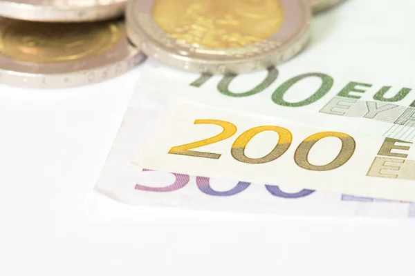 Verschillende eurobankbiljetten en euromunten — Stockfoto