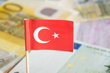 Türk bayrağı ve birçok euro banknot