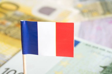 Fransız bayrağı ve birçok euro banknot