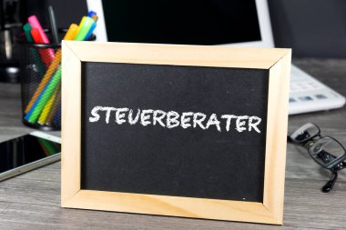 Bir ofis ve vergi danışmanları için Almanca kelime ile yazı tahtası