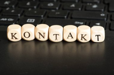 İlgili kişi için bir compurer ve Almanca kelime