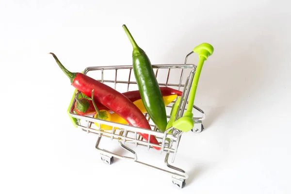 Pimentos coloridos em um carrinho de compras — Fotografia de Stock