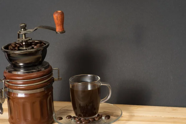 Кофейная мельница, кофейные зёрна и чашка — стоковое фото