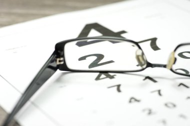 Bir takvim ve okuma gözlükleri