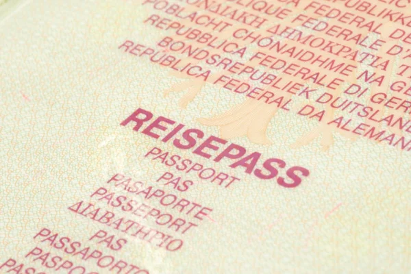 Un primer plano del pasaporte alemán — Foto de Stock