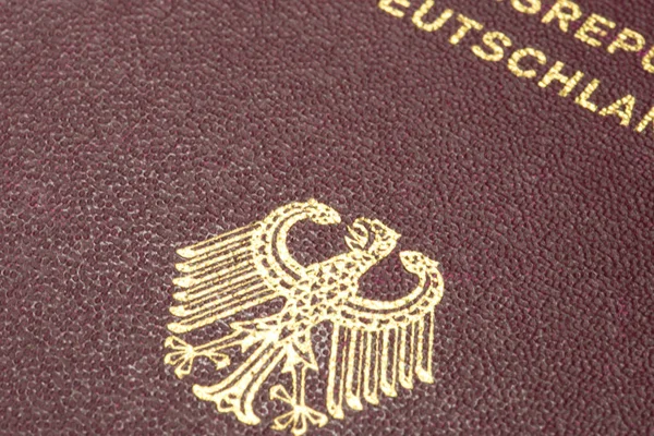Un primer plano del pasaporte alemán — Foto de Stock