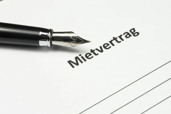 Een vulpen en een huur contract in Duits — Stockfoto