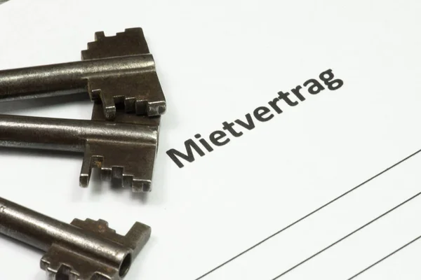 Hausschlüssel und Mietvertrag — Stockfoto