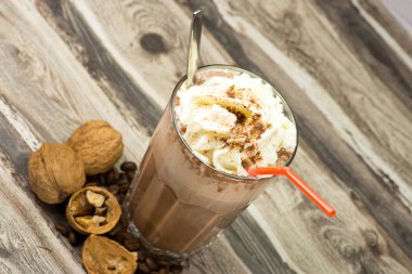 Bir kupa ile buzlu kahve