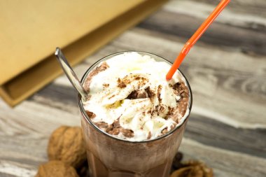 Bir kupa ile buzlu kahve