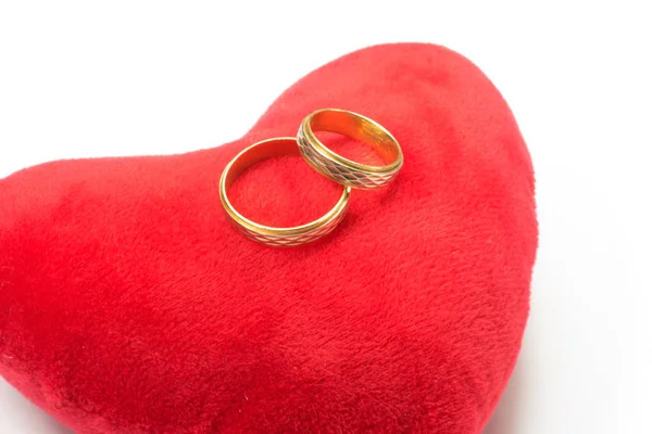 Srdce a dva snubní prsteny — Stock fotografie