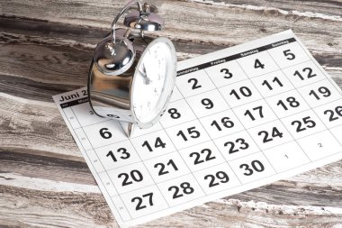 Ein Kalender und ein Wecker