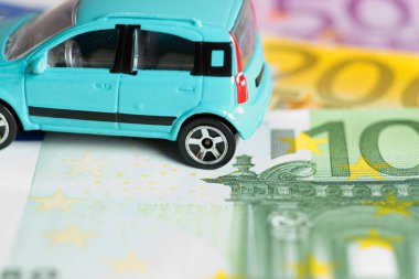 Ein Auto und viele Euro Geldscheine