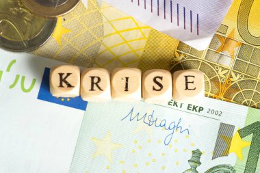 Euro Banknoten und Geldscheine und das Wort Krise