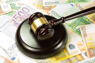 Tokmak veya açık artırma çekiç ve euro faturaları