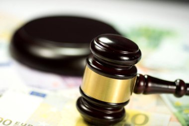 Tokmak veya açık artırma çekiç ve euro faturaları