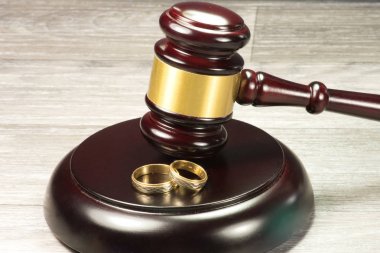 Alyans ve hâkim'in çekiç