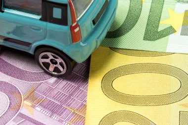 Bir araba ve birçok euro banknot