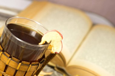 Bir bardak çay, elma ve bir kitap