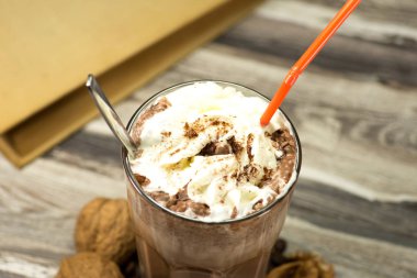 Bir bardak buzlu kahve, ceviz ve bir kitap