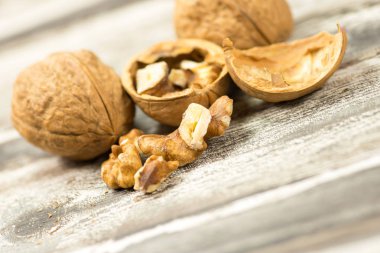 bir tablo üzerinde ceviz