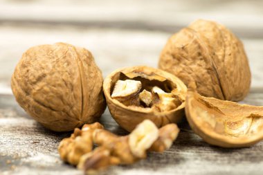 bir tablo üzerinde ceviz