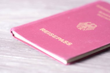 Bir tabloda bir Alman pasaportu