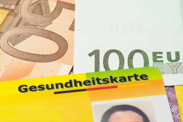 Eine Versichertenkarte Einer Krankenkasse Und Eurogeld — Stockfoto