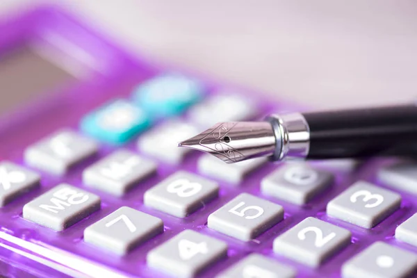 Uma Caneta Tinteiro Uma Calculadora — Fotografia de Stock