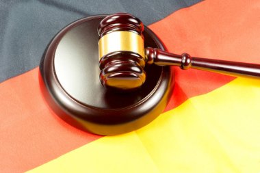 Richterhammer ve die Flagge von Deutschland