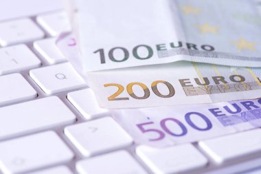 Ein Bilgisayar ve Euro Geldscheine